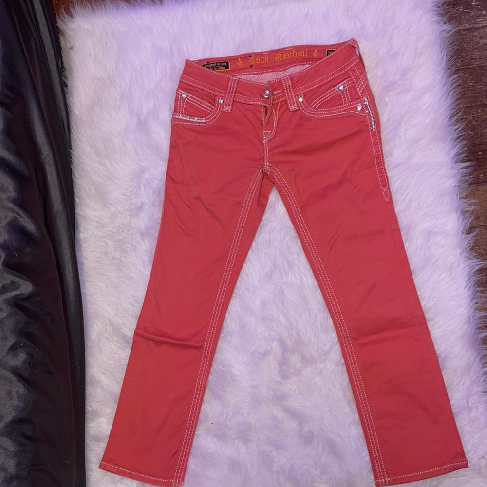 Almost a coral color. No damage. Only worn a few times. They’re capri’s.